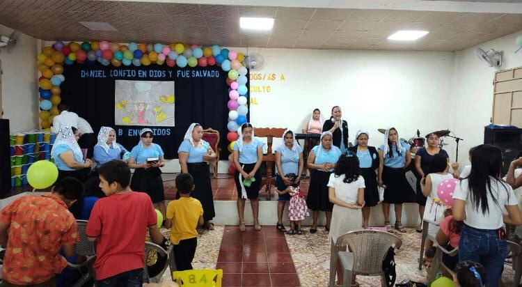 Smiling kids at Dorcas event